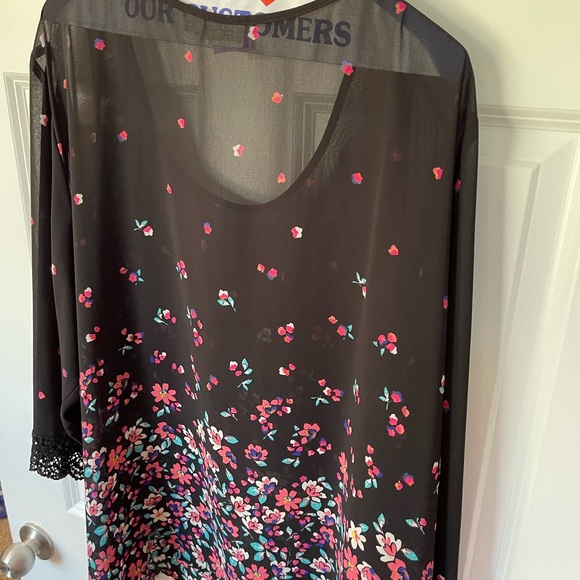 Beautiful black sheer top with flowers - Picture 3 of 4